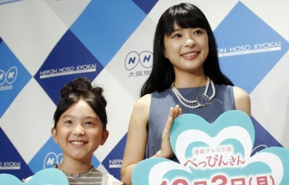 ＮＨＫ朝ドラ「べっぴんさん」の試写会に出席した芳根京子（右）と渡邉このみ＝ＮＨＫ大阪放送局