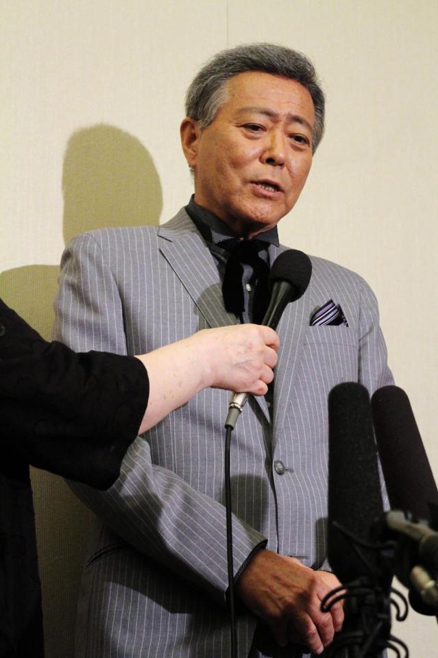 大橋巨泉さんについて語る小倉智昭氏＝都内のホテル