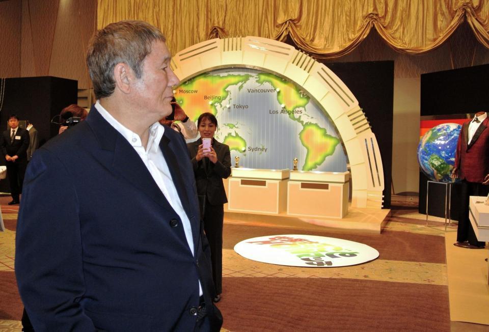 「世界まるごとＨＯＷマッチ」のセットなどを懐かしそうに見つめるビートたけし＝東京・高輪