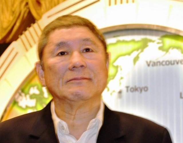 「世界まるごとＨＯＷマッチ」のセット（奥）などを懐かしそうに見つめたビートたけし＝東京・高輪」