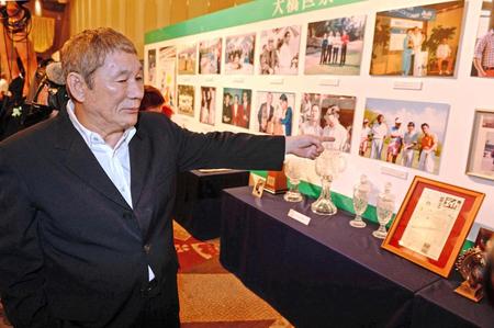 大橋巨泉さんの思い出の写真を見て懐かしむビートたけし＝東京・グランドプリンスホテル新高輪国際館パミール（撮影・開出牧）