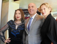 映画「男と女」製作５０周年記念関連イベント合同記者発表会に登場した夏木マリ（右）とピチカートファイブの野宮真貴（左）＝東京・南麻布のフランス大使館大使公邸