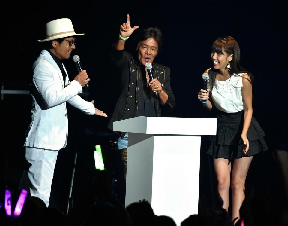 オープニングに登場し盛り上がる松崎しげる（中央）＝東京・豊洲ＰＩＴ（撮影・園田高夫）