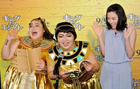 アフレコの絶叫シーンを再現するおかずクラブの（左から）ゆいＰ、オカリナと永野芽郁＝東京・六本木