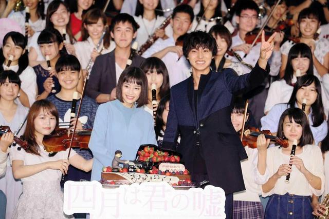 山崎賢人 22歳の誕生日を観客がサプライズ祝福 芸能 デイリースポーツ Online 山崎賢人 22歳の誕生日を観客がサプライズ祝福 芸能 デイリースポーツ Online