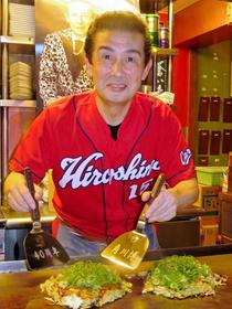 角川博　カープＶで『おたふくソースかけ』　広島出身の血が騒ぐ