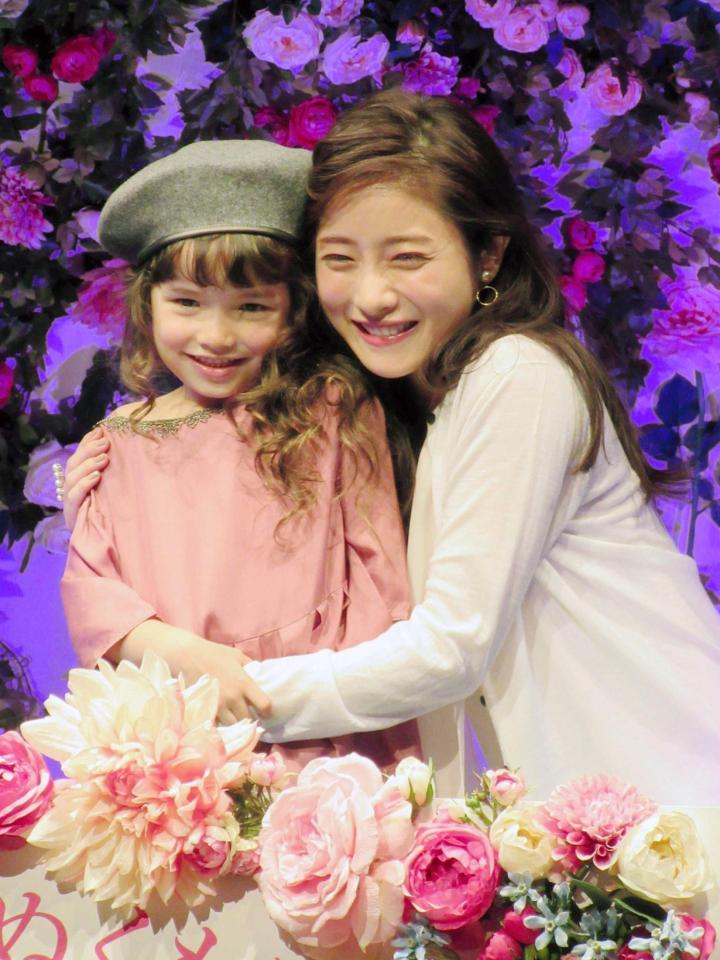 石原さとみ 赤ちゃんに笑顔 「自分もあたたかくなって」/芸能/デイリー