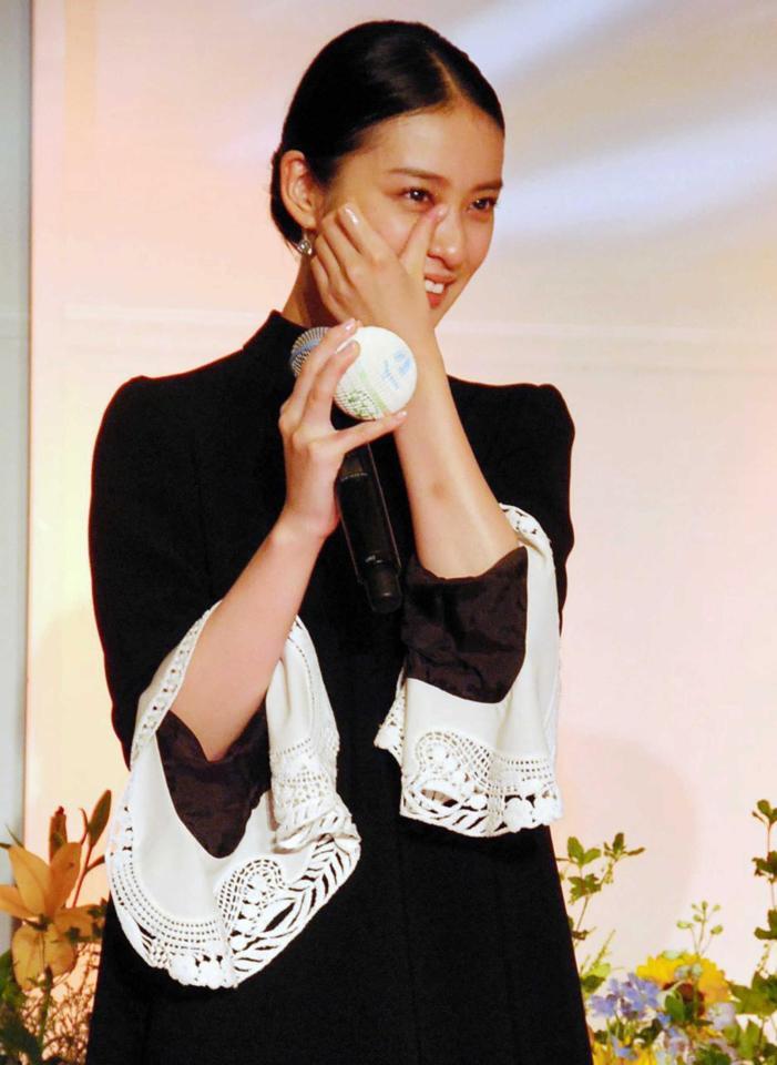 感激して涙をぬぐう武井咲　