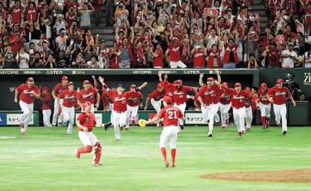 優勝を決め歓喜する広島ナイン（撮影・棚橋慶太）