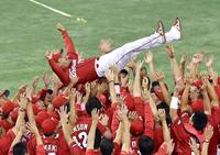 　25年ぶりのセ・リーグ優勝を決め、胴上げされる広島・緒方監督＝東京ドーム