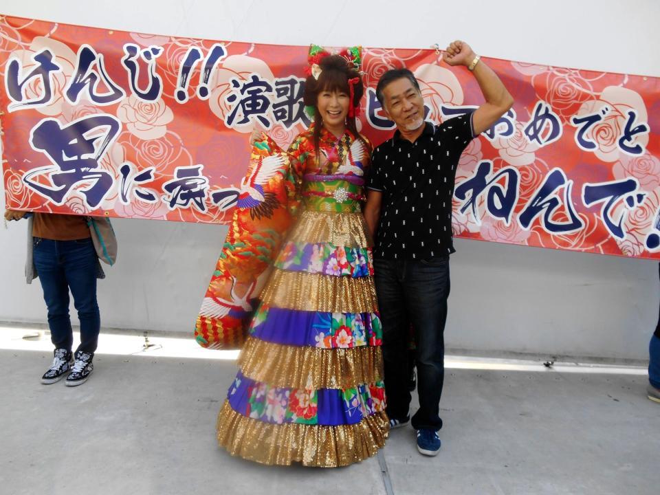 演歌歌手デビューイベントを行ったはるな愛（左）と父の大西和夫さん＝神奈川県川崎市のラゾーナ川崎プラザ