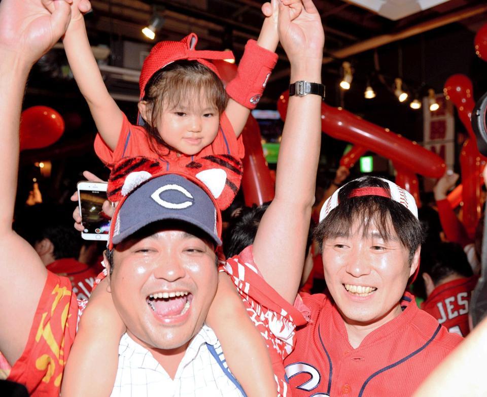 　“小さなカープ女子”もバンザ～イ＝東京・Ｂｉｇ‐Ｐｉｇ神田カープ本店