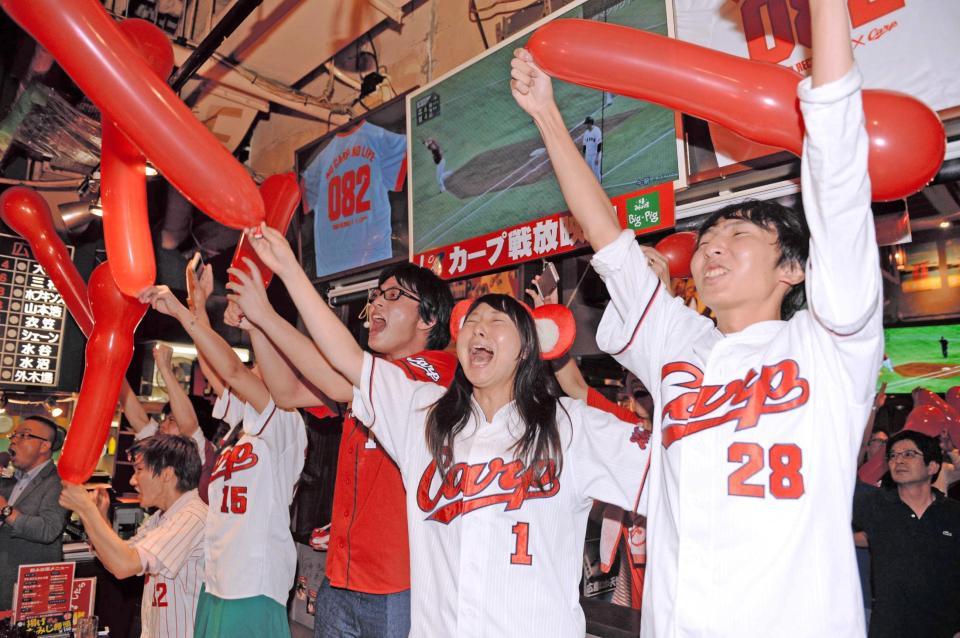 　優勝の瞬間、喜びを爆発させる広島ファン＝東京・Ｂｉｇ‐Ｐｉｇ神田カープ本店（撮影・開出牧）