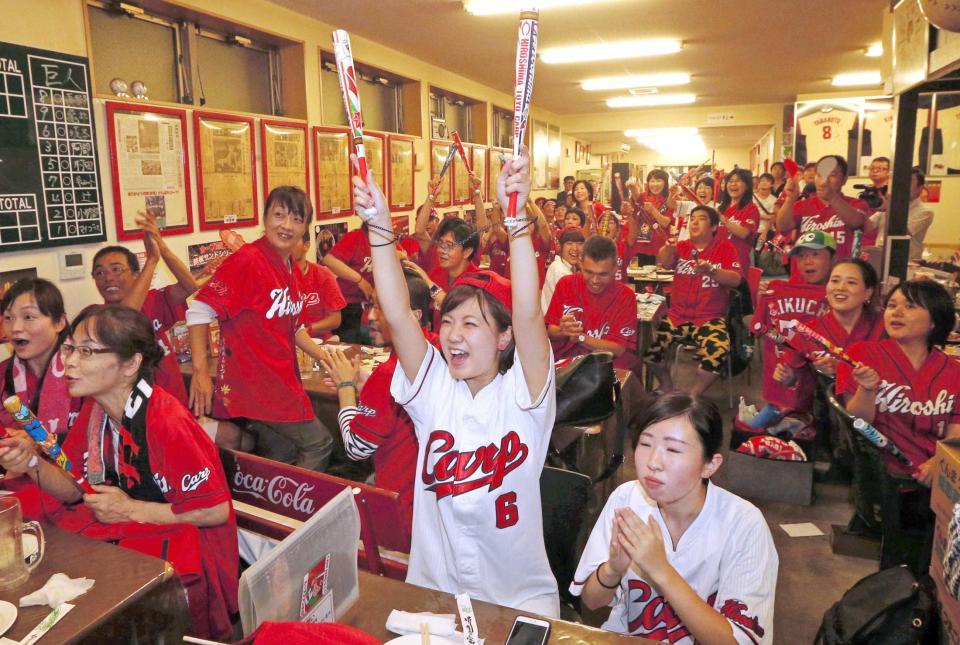 　テレビ観戦しながら盛り上がる広島ファン＝広島市南区の「弘法市スタジアム広島」