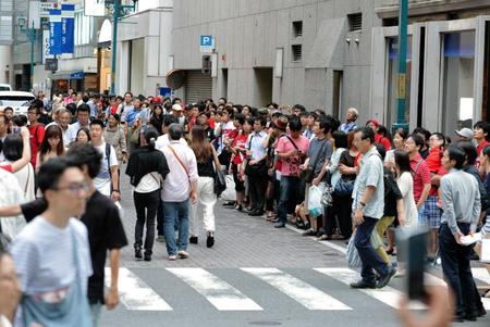 　店外には最長１時間待ちの行列もできた＝東京・銀座の広島ブランドショップＴＡＵ