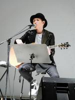 　　広島優勝記念ライブに出演する堂珍嘉邦