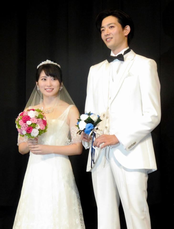 ウエディングの衣装で登場した志田未来（左）と竜星涼