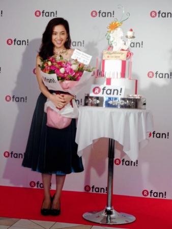 「Ｒ　ｆａｎ！」ＰＲイベントに登場し、サプライズで花束とバースデーケーキを贈られた中村アン＝東京・神宮前のＤＯＭＩＮＩＱＵＥ　ＡＮＳＥＬ　ＢＡＫＥＲＹ　ＴＯＫＹＯ