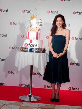 「Ｒ　ｆａｎ！」ＰＲイベントに登場し、サプライズでバースデーケーキを贈られた中村アン＝東京・神宮前のＤＯＭＩＮＩＱＵＥ　ＡＮＳＥＬ　ＢＡＫＥＲＹ　ＴＯＫＹＯ
