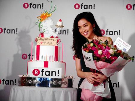 「Ｒ　ｆａｎ！」ＰＲイベントに登場し、サプライズで花束とバースデーケーキを贈られた中村アン＝東京・神宮前のＤＯＭＩＮＩＱＵＥ　ＡＮＳＥＬ　ＢＡＫＥＲＹ　ＴＯＫＹＯ