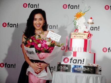 「Ｒ　ｆａｎ！」ＰＲイベントに登場し、サプライズで花束とバースデーケーキを贈られた中村アン＝東京・神宮前のＤＯＭＩＮＩＱＵＥ　ＡＮＳＥＬ　ＢＡＫＥＲＹ　ＴＯＫＹＯ