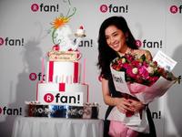 「Ｒ　ｆａｎ！」ＰＲイベントに登場し、サプライズで花束とバースデーケーキを贈られた中村アン＝東京・神宮前のＤＯＭＩＮＩＱＵＥ　ＡＮＳＥＬ　ＢＡＫＥＲＹ　ＴＯＫＹＯ