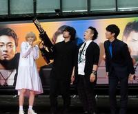ＨＵＭＭＥＲのリムジンで登場し、バズーカ砲を打つ山田孝之（左から２番目と）最上もが、やべきょうすけ、崎本大海（左から）＝東京・赤坂サカス広場