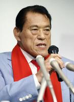 　北朝鮮から帰国し、記者会見するアントニオ猪木参院議員＝13日夜、東京都大田区