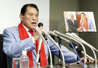 　北朝鮮から帰国し、記者会見するアントニオ猪木参院議員＝１３日、都内