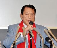 北朝鮮から帰国し、会見するアントニオ猪木参院議員＝羽田空港