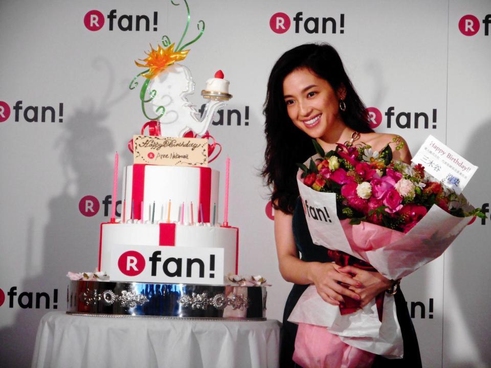 「Ｒ　ｆａｎ！」ＰＲイベントに登場し、サプライズで花束とバースデーケーキを贈られた中村アン＝東京・神宮前のＤＯＭＩＮＩＱＵＥ　ＡＮＳＥＬ　ＢＡＫＥＲＹ　ＴＯＫＹＯ