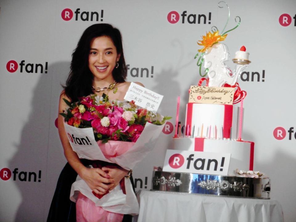 「Ｒ　ｆａｎ！」ＰＲイベントに登場し、サプライズで花束とバースデーケーキを贈られた中村アン＝東京・神宮前のＤＯＭＩＮＩＱＵＥ　ＡＮＳＥＬ　ＢＡＫＥＲＹ　ＴＯＫＹＯ