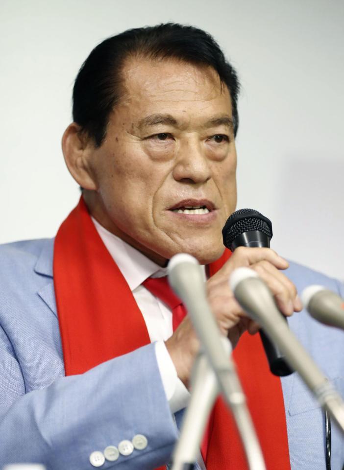 　北朝鮮から帰国し、記者会見するアントニオ猪木参院議員＝13日夜、東京都大田区