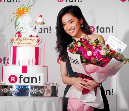 　サプライズで花束とバースデーケーキを贈られた中村アン