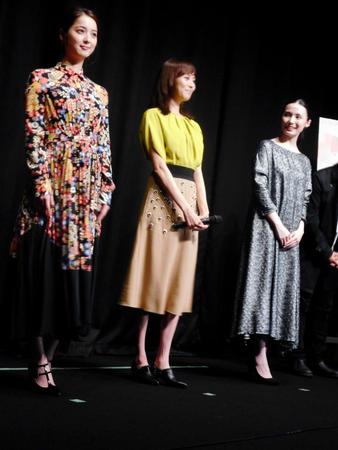 映画「カノン」の完成披露試写会で舞台あいさつした（右から）ミムラ、比嘉愛未、佐々木希＝東京・富士見の神楽座