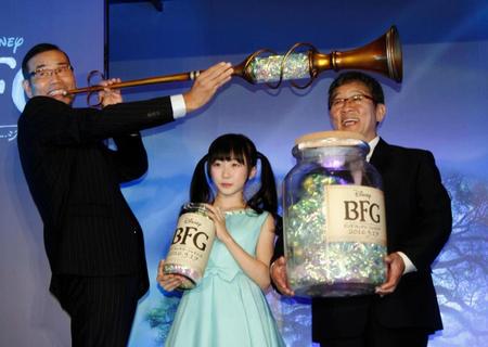 映画「ＢＦＧ：ビッグ・フレンドリー・ジャイアント」のイベントに登場した本田望結（中央）。左はオール巨人、右はオール阪神＝グランフロント大阪