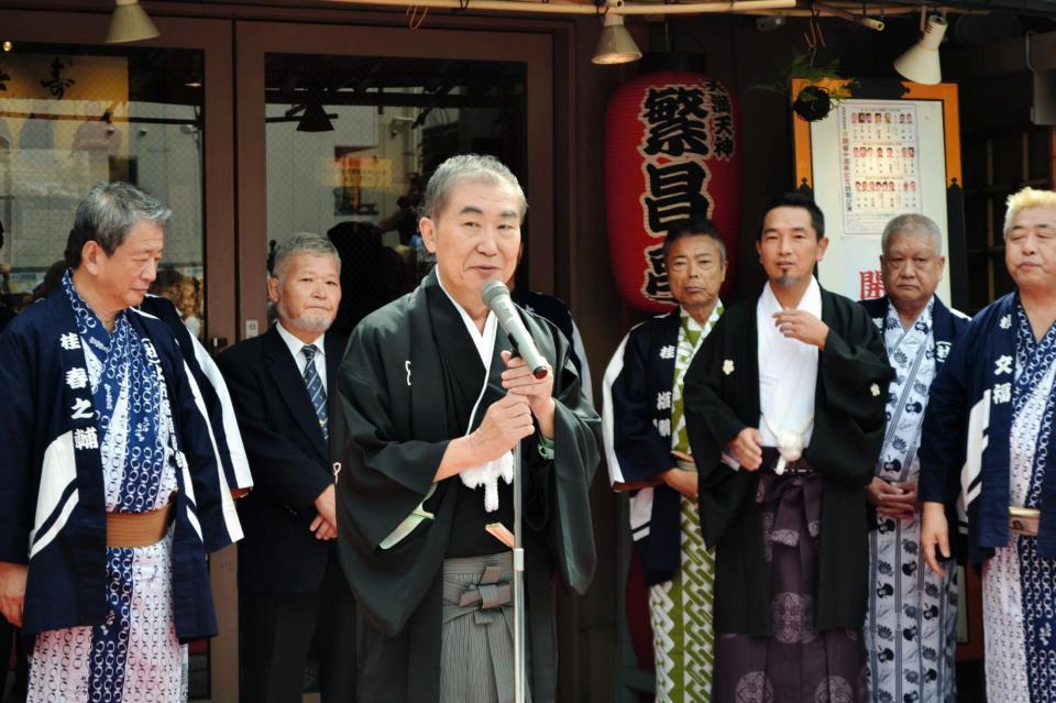 あいさつをする桂文枝＝大阪市の繁昌亭