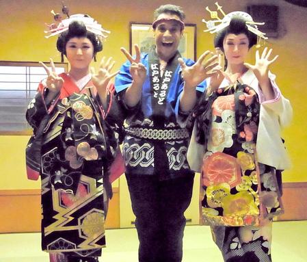 　おいらん風の女性とデビュー曲を披露したエドアルド＝東京・人形町の「玉ひで」