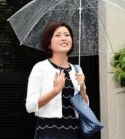 報道陣の質問に対応する三田寛子＝都内（撮影・棚橋慶太）