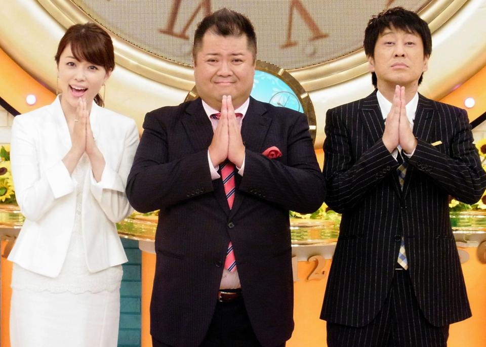 ごめんなさいポーズをする本田朋子（左）と（右から）吉田敬、小杉竜一＝東京・成城の砧スタジオ