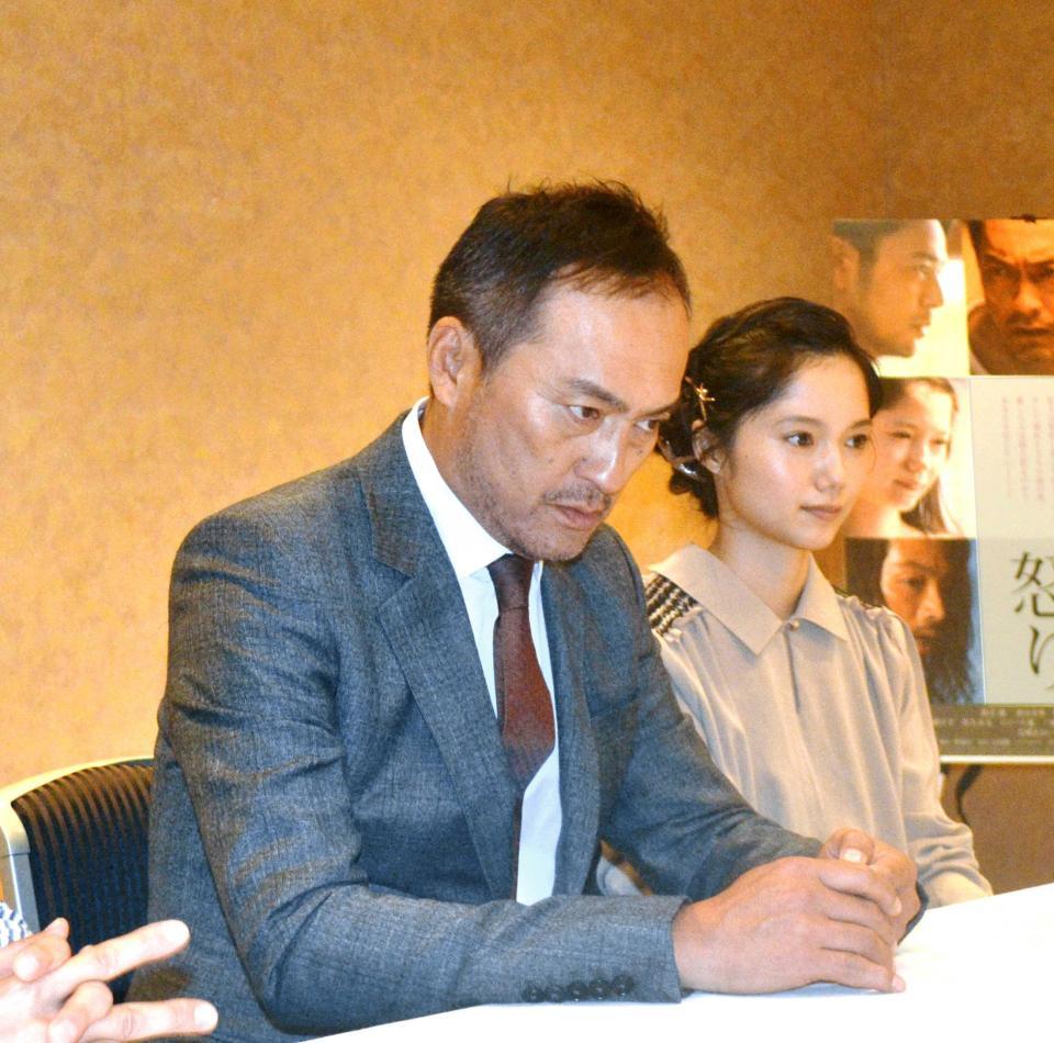 　映画と阪神について真剣な表情で語った渡辺謙、右は宮崎あおい＝大阪市