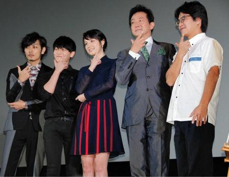 初日舞台あいさつに登場した（左から）久保田悠来、Ｌ．Ｊｏｅ、桜庭ななみ、辰巳琢郎、ハン・サンヒ監督＝東京・シネマート新宿