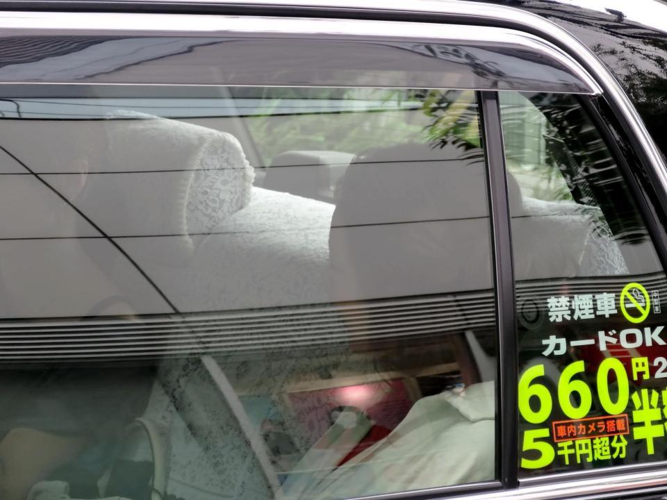 朝日放送を後にする三船美佳（右）＝大阪市内