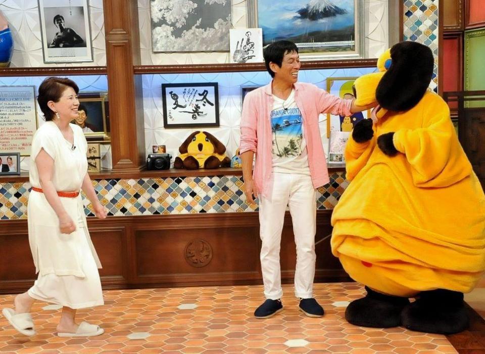 レギュラー放送最終回ゲストの森昌子（左）と司会の明石家さんま（中央）。右は名物マスコットの「まんまちゃん」