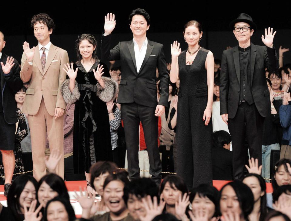 　笑顔で手を振る（左から）滝藤賢一、二階堂ふみ、福山雅治、吉田羊、リリー・フランキー＝都内（撮影・園田高夫）