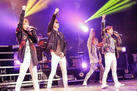 熱いパフォーマンスを繰り広げるｗ-ｉｎｄｓ．の（右から）緒方龍一、橘慶太、千葉涼平＝東京国際フォーラム