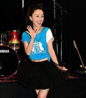 ミニスカート姿でポーズをとる酒井法子＝ディファ有明（撮影・棚橋慶太）