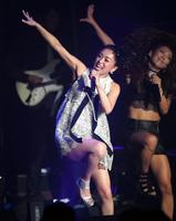 軽快にステップを踏み歌う酒井法子＝ディファ有明（撮影・棚橋慶太）