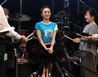 コンサートを終え笑顔で会見する酒井法子＝ディファ有明（撮影・棚橋慶太）
