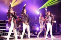 熱いパフォーマンスを繰り広げるｗ-ｉｎｄｓ．の（右から）緒方龍一、橘慶太、千葉涼平＝東京国際フォーラム